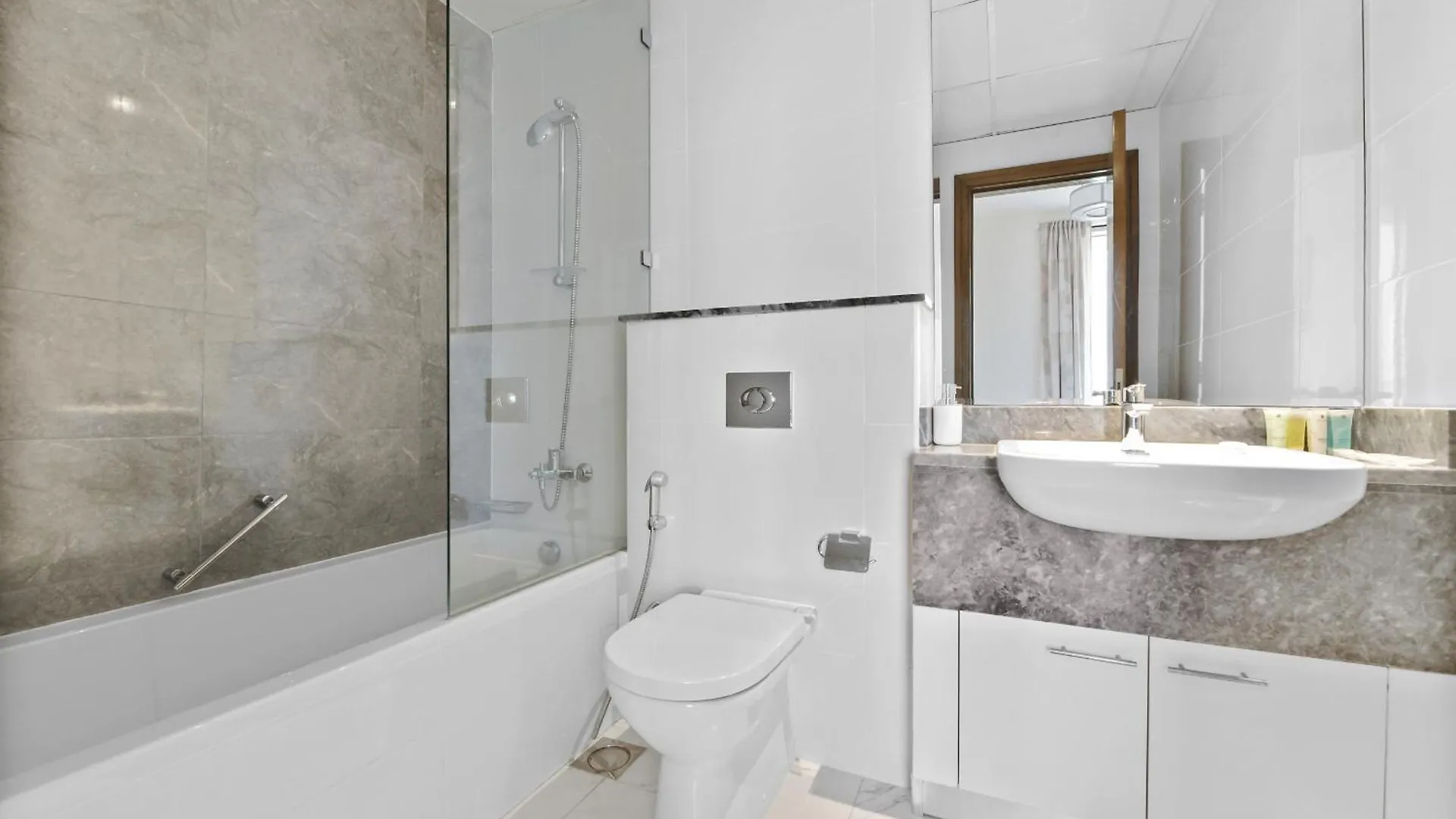 Vayk - Spacious Two-Bedroom Apartment Dubai