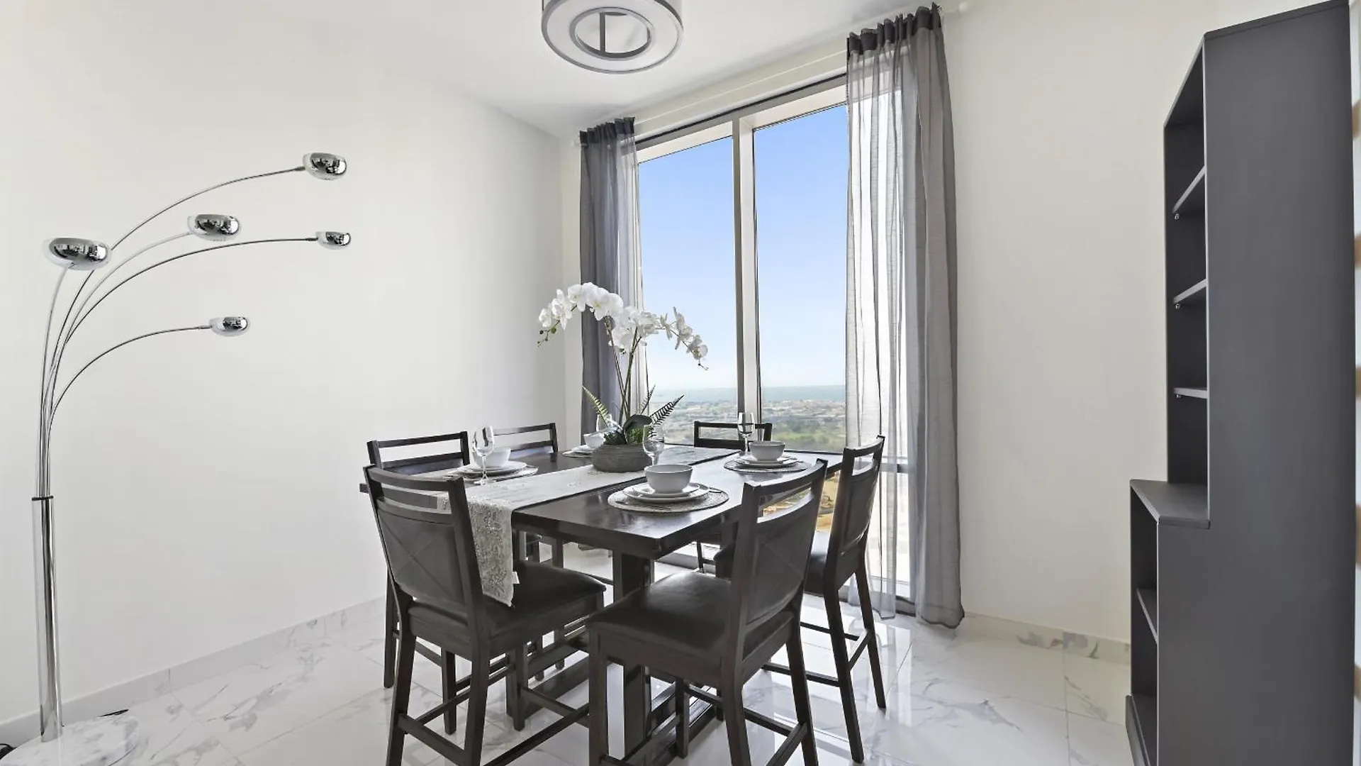 Vayk - Spacious Two-Bedroom Apartment Dubai