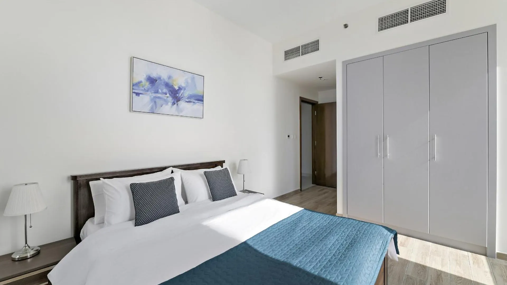 Vayk - Spacious Two-Bedroom Apartment Dubai