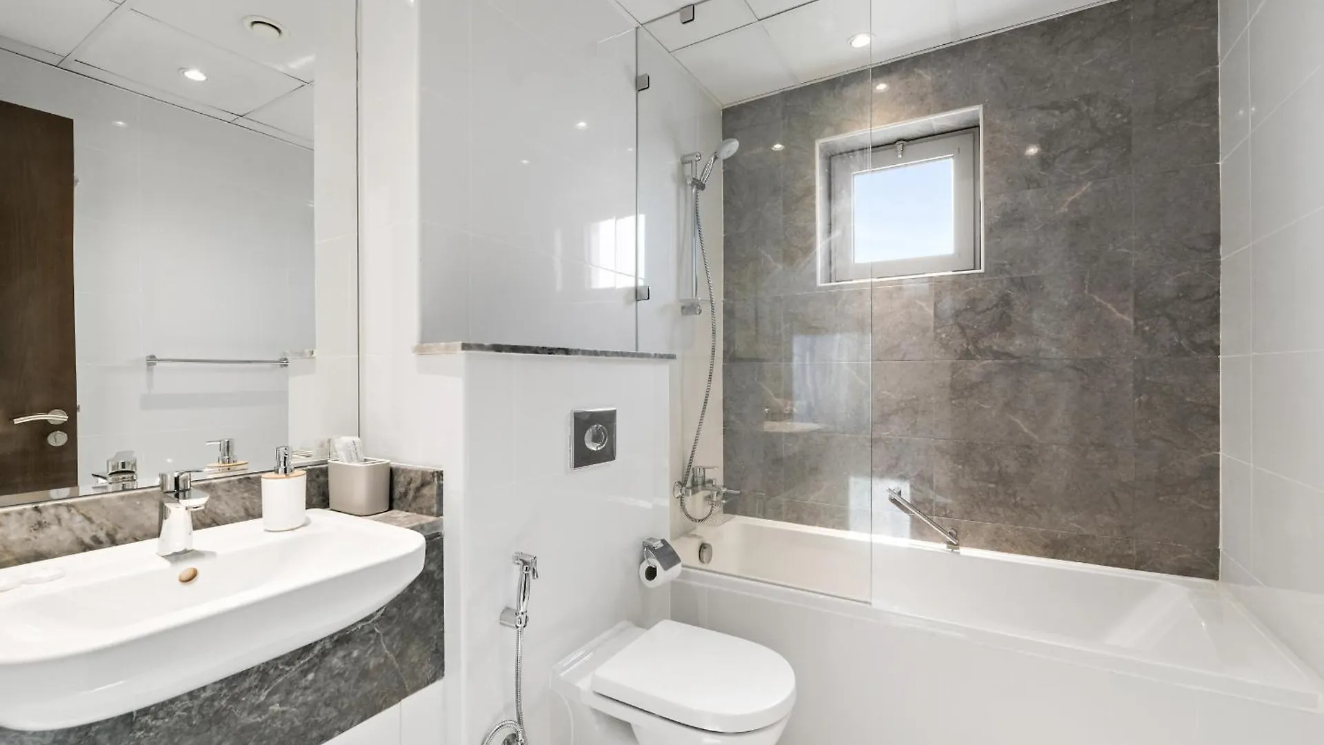 Vayk - Spacious Two-Bedroom Apartment Dubai